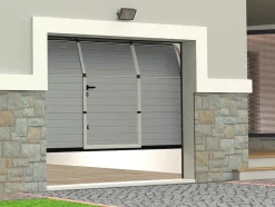 Sectionale Garagedeur Met Gegroefd Effect En Centrale Grijze Loopdeur Met Motor - Noria