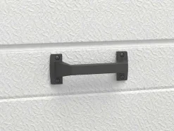 Sectionale Garagedeur Met Glad Effect En Centrale Witte Loopdeur Met Motor - Lavega